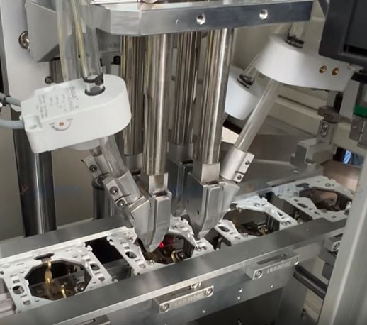 1. Máy lắp ráp ổ cắm tự động 6